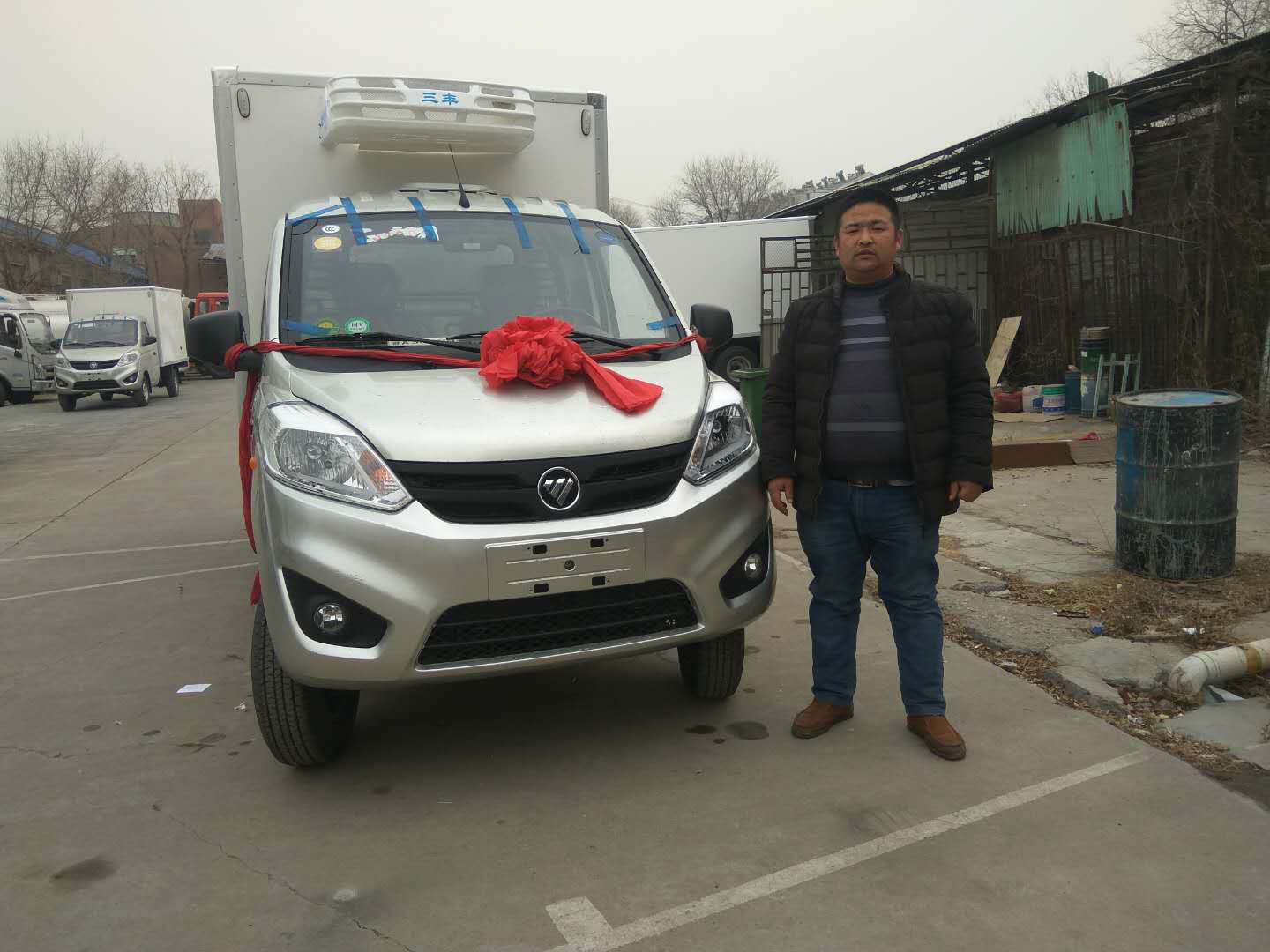 枣庄高经理来沃格尔提小型冷藏车一台